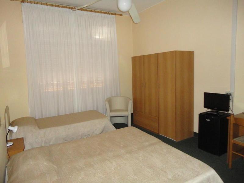Giappone Inn Parking Hotel Livourne Extérieur photo