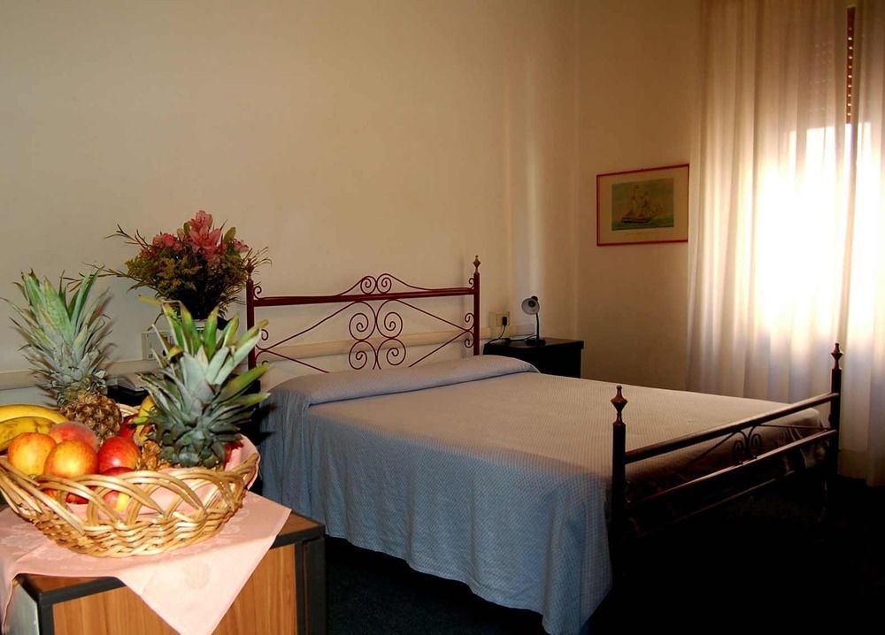 Giappone Inn Parking Hotel Livourne Extérieur photo