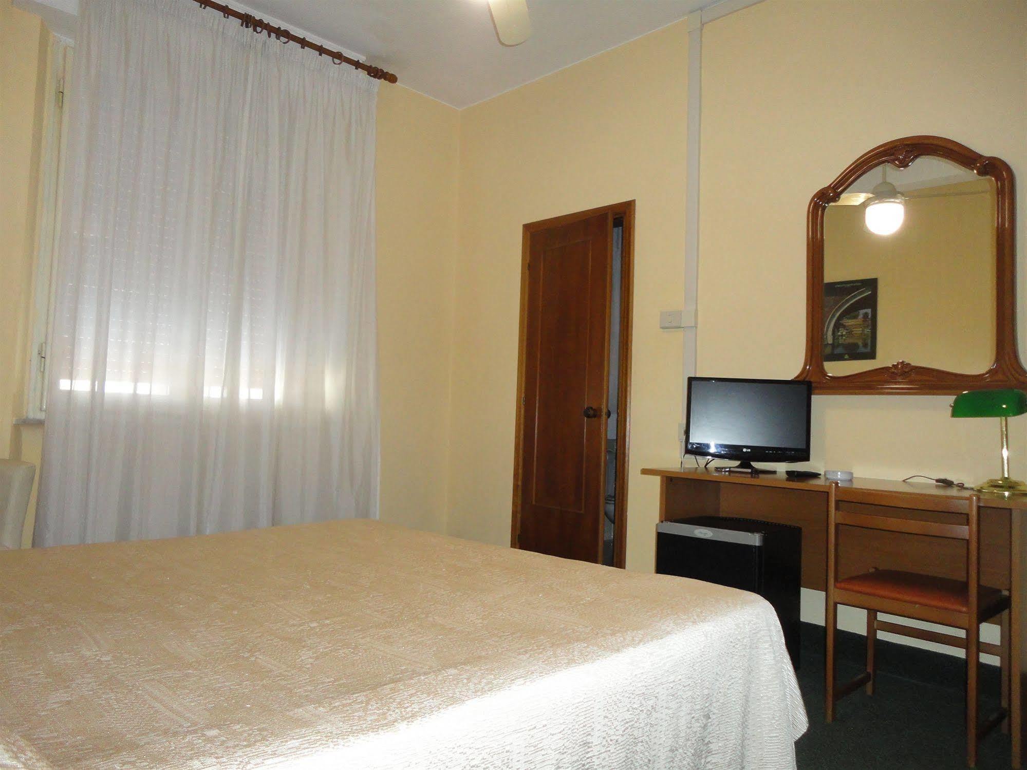 Giappone Inn Parking Hotel Livourne Extérieur photo