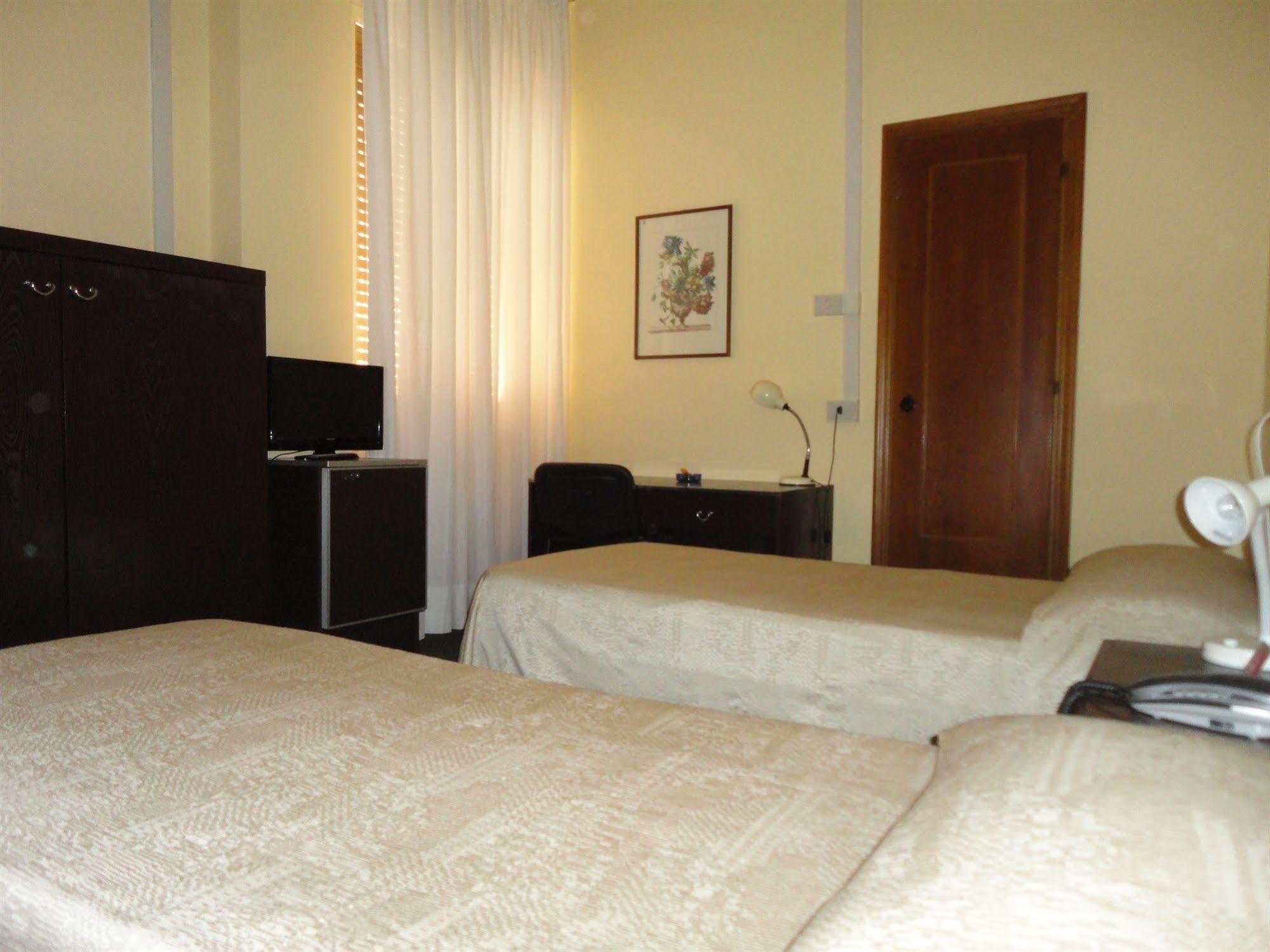 Giappone Inn Parking Hotel Livourne Extérieur photo