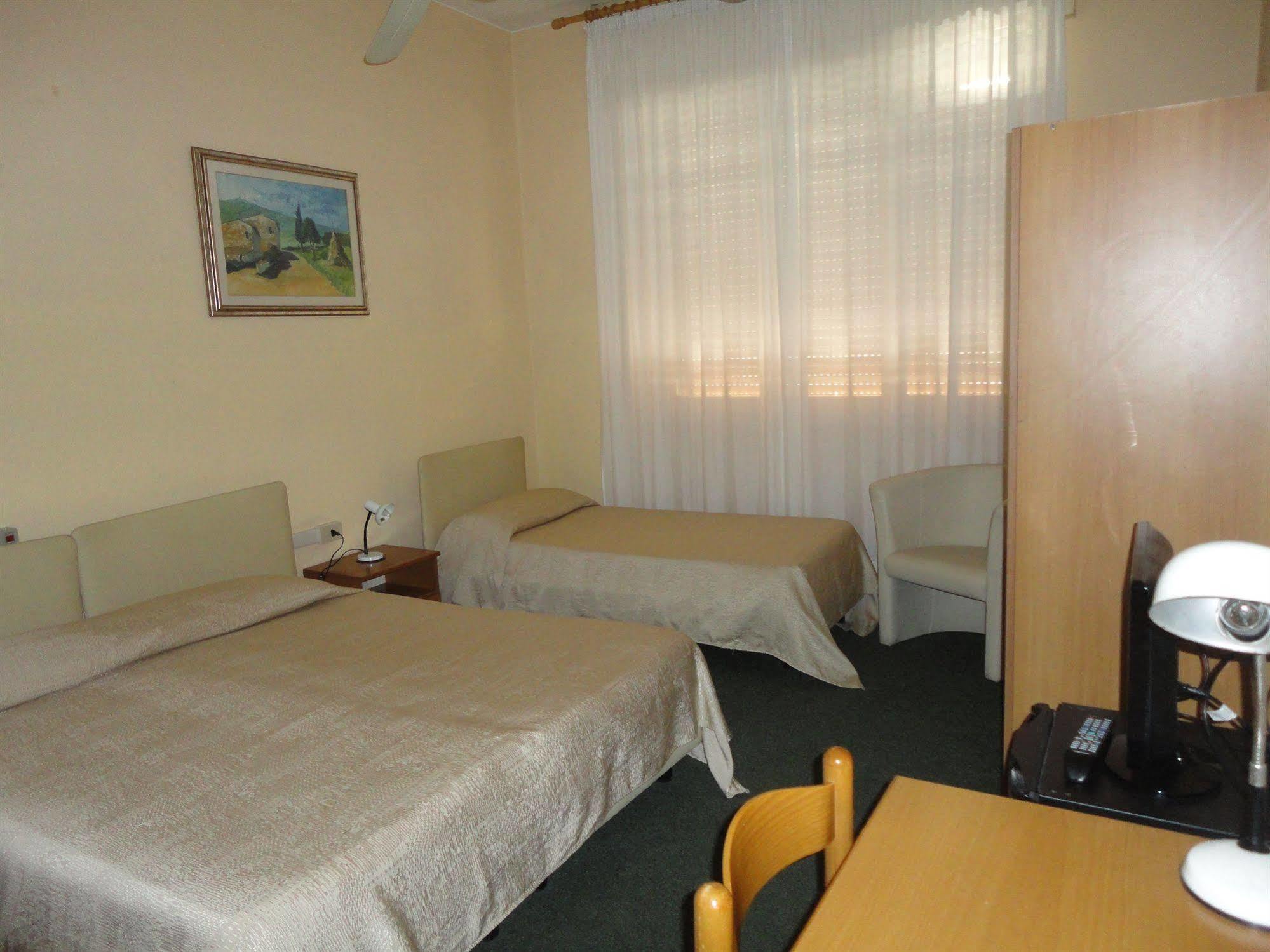 Giappone Inn Parking Hotel Livourne Extérieur photo